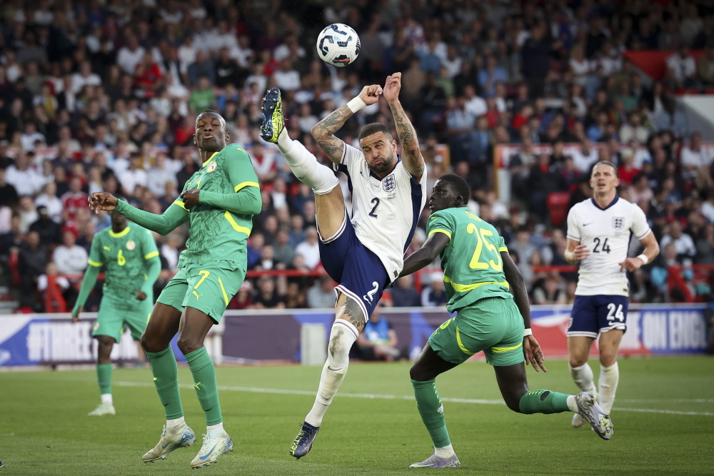 顶尖足球对手在场上激烈角逐 顶尖足球对手在场上激烈角逐